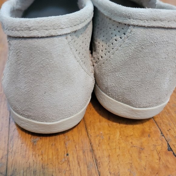 Minnetonka Pacific Beige Perforated Suede Slip On Casual Shoes Size 9.5 - Picture 6 of 7